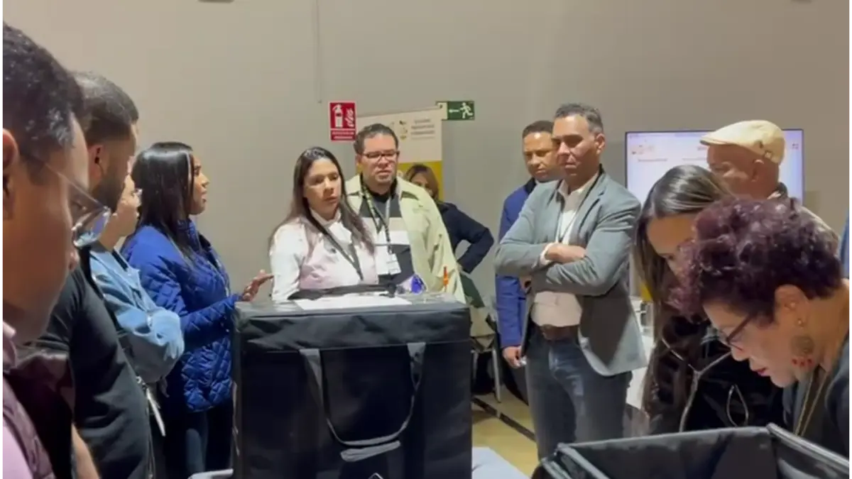 Primeras urnas empiezan a llegar al Centro de Divulgación de Datos en España