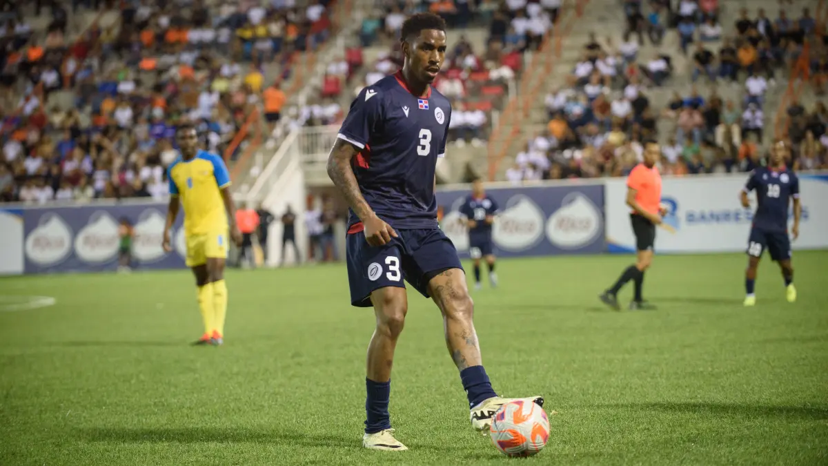 Junior Firpo se queja que RD jugará en la Concacaf a la hora de más calor durante todo el día