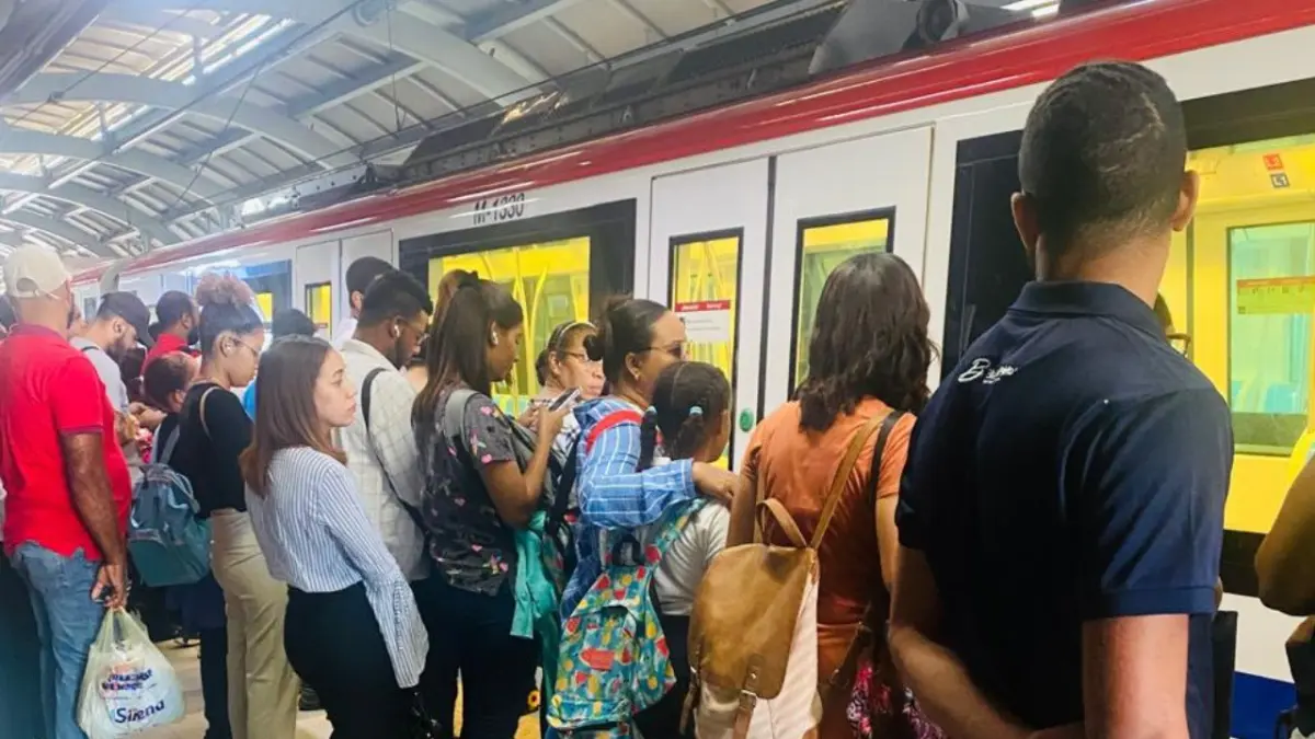 Retrasos en la Línea 1 del Metro SD causa aglomeración de personas