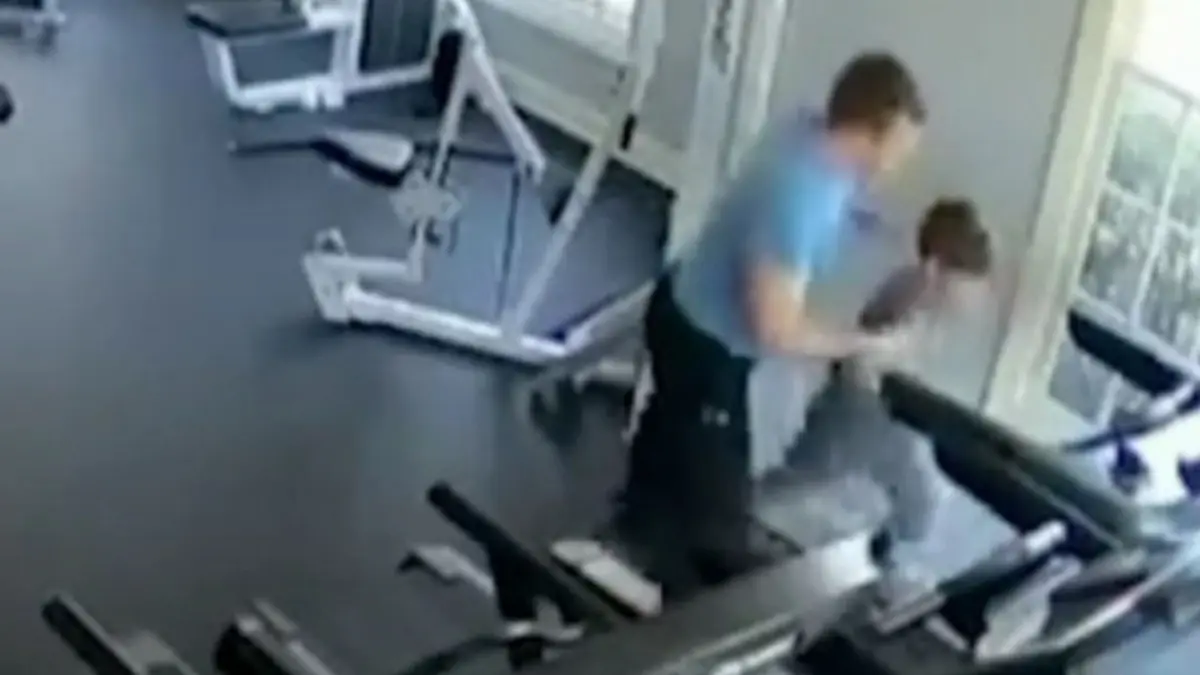 Trasciende video de padre obligando a su hijo a correr en una caminadora