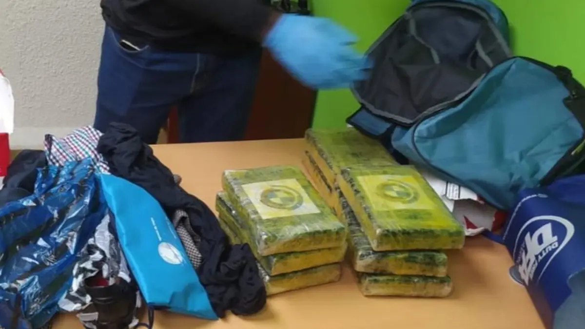 Detienen extranjero con ocho paquetes de presuntamente cocaína