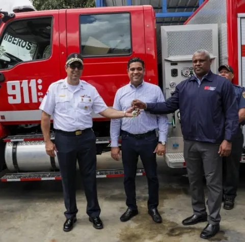 911 entrega segundo camión al Cuerpo de Bomberos de La Vega