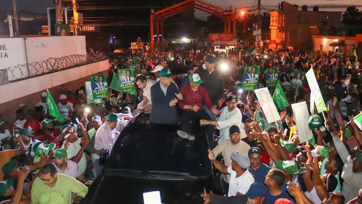 Multitud sale a calles de Azua y corea con Leonel: “E’ pa’ fuera que van”