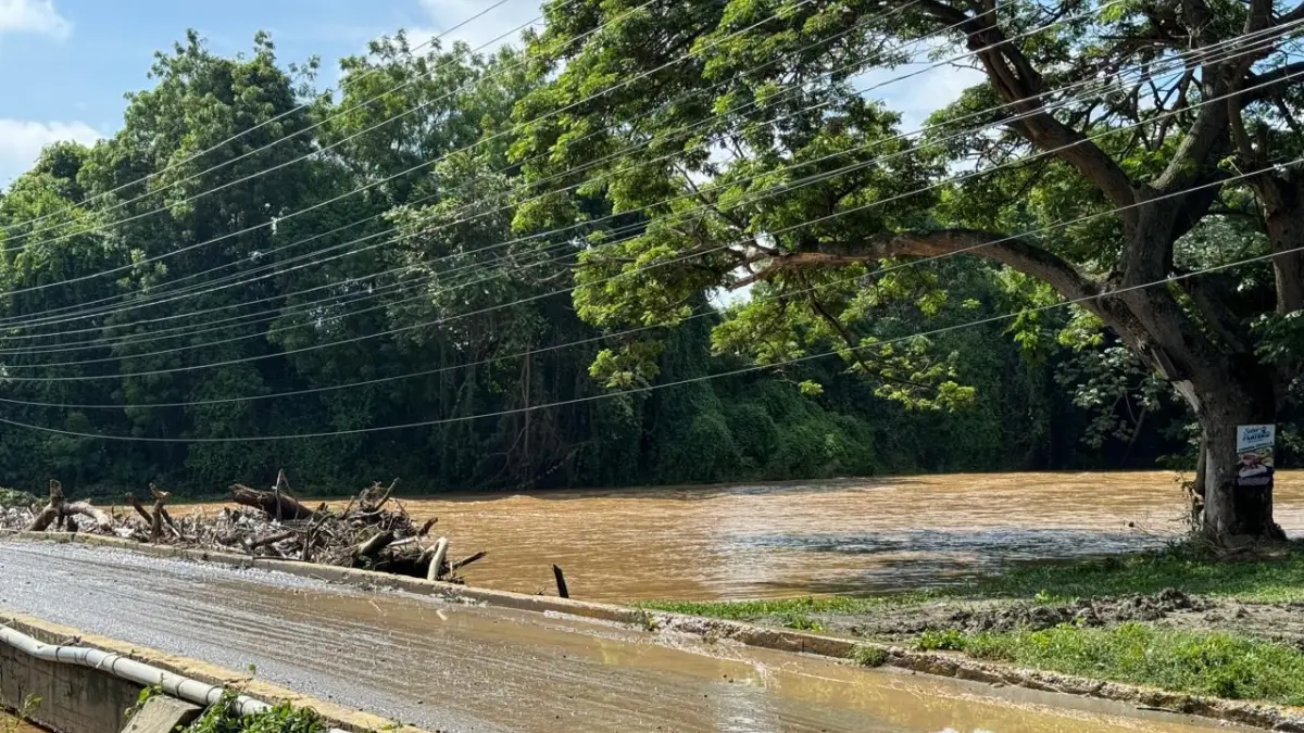 Río Amina se desborda y paraliza el tránsito en Valverde