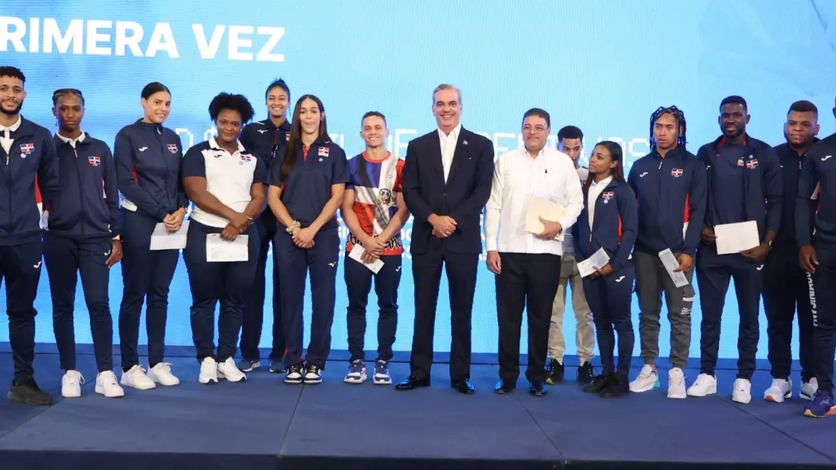 Abinader entrega 100,000 pesos a cada uno de los atletas clasificados a los Juegos Olímpicos