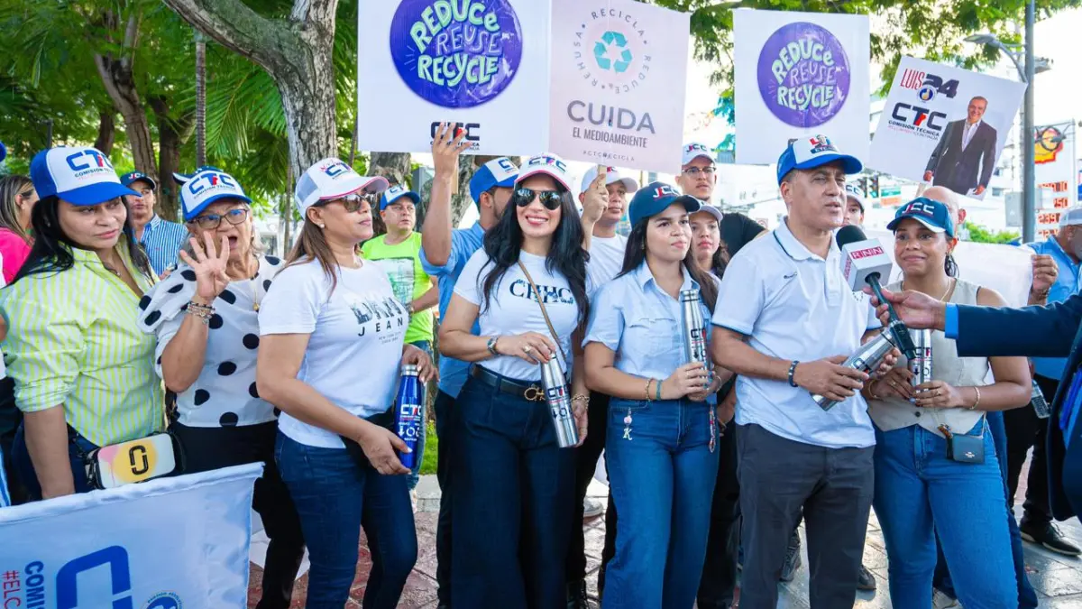 Promueven reciclaje y cuidado medioambiental intercambiando plásticos por termos