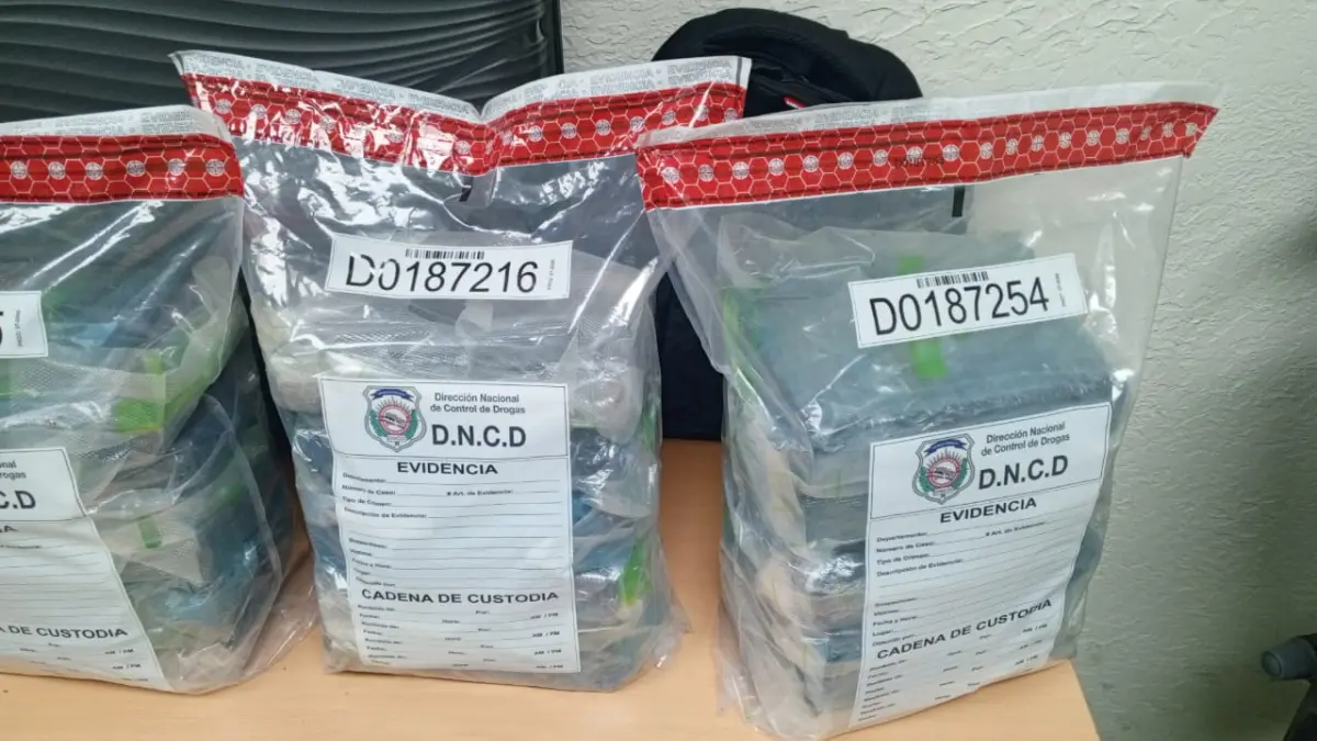 Arrestan dos hombres e incautan 20 paquetes presumiblemente cocaína