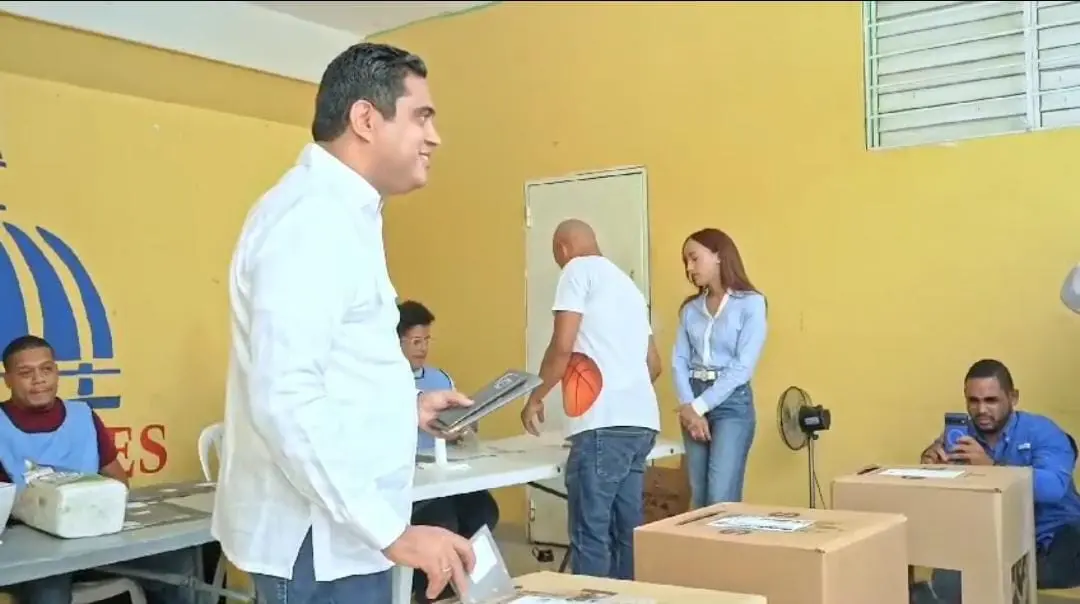 Kelvin Cruz ejerce derecho al voto: Hasta el momento todo ha marchado normal