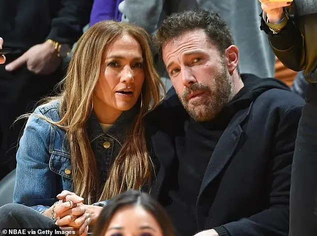 Ben Affleck se quitó el anillo de matrimonio y atiza los rumores de fin de la relación con Jennifer López