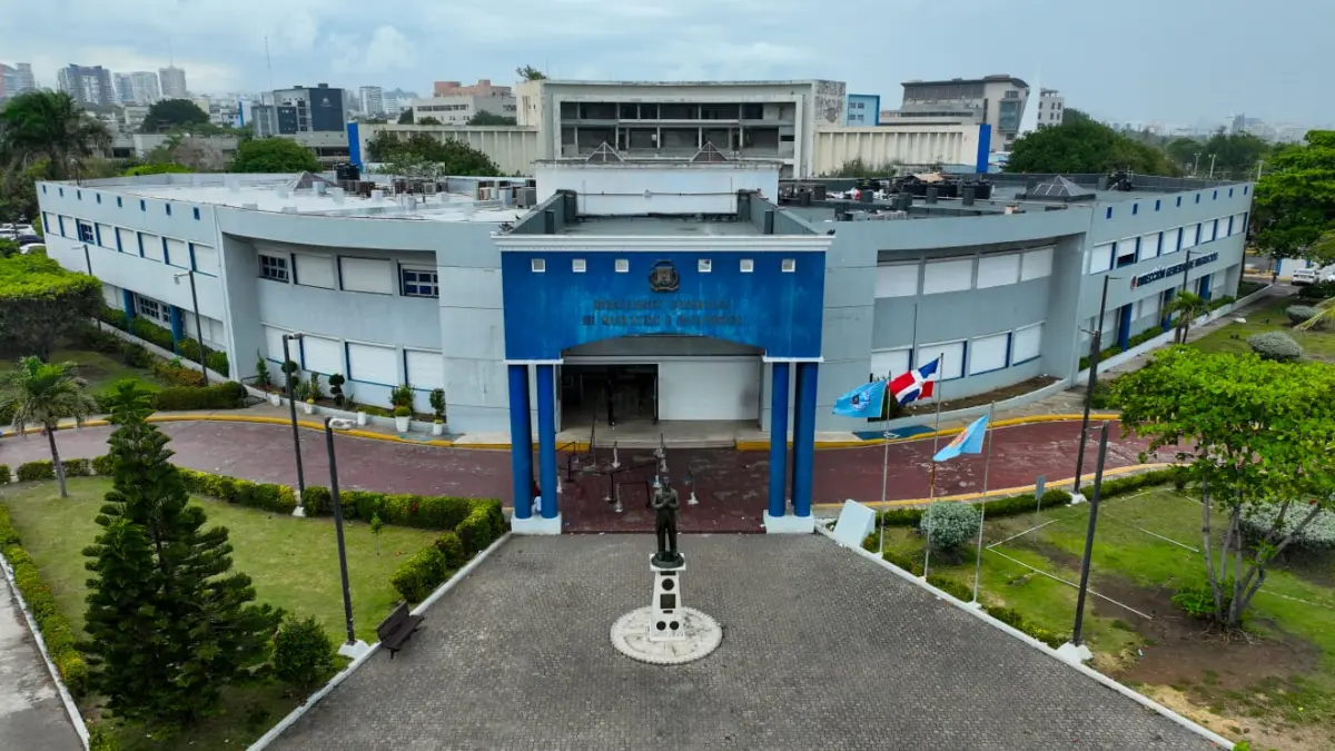 Migración somete a francés por estafar a una compatriota