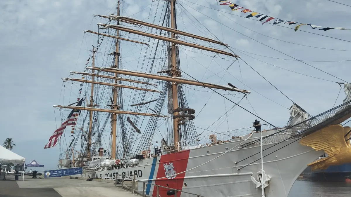 Buque escuela Eagle de la Guardia Costera de los EE.UU. visita la República Dominicana