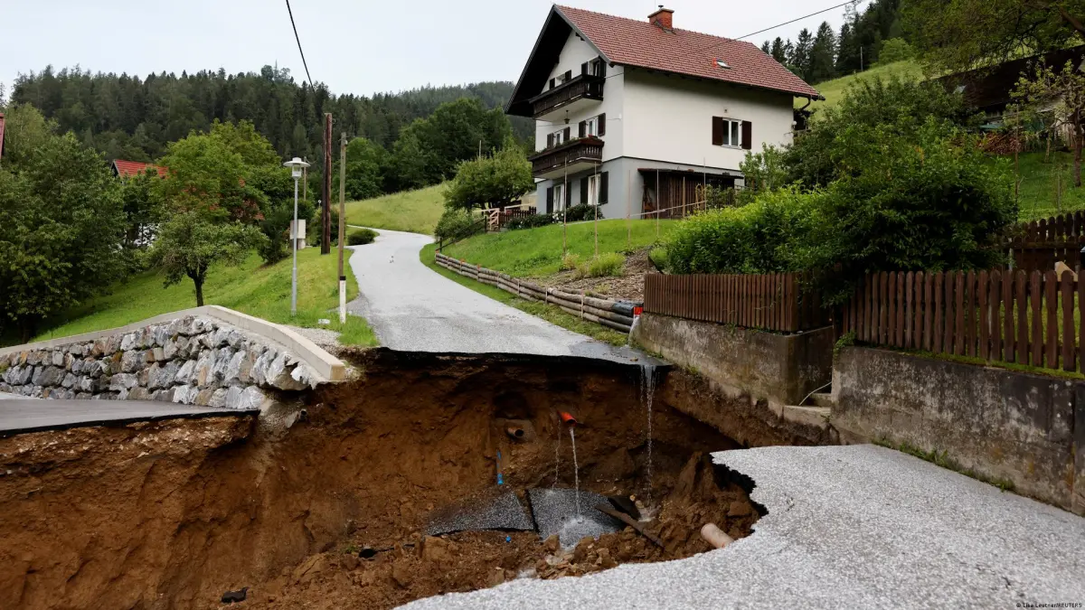 Ocho muertos en el centro de China por deslizamiento de tierra causado por fuertes lluvias