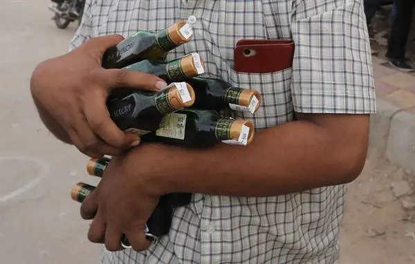 Sube a 54 el número de fallecidos por consumir alcohol adulterado en la India