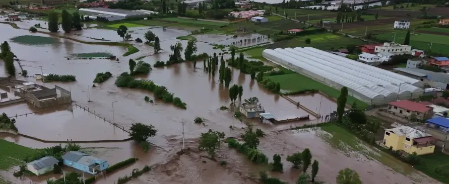 Una mujer muere aplastada por un muro debido a lluvias