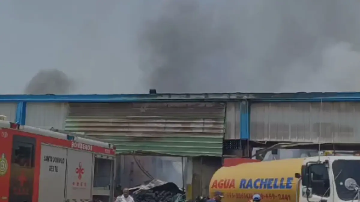 Bomberos dicen fuego de nave industrial está controlado