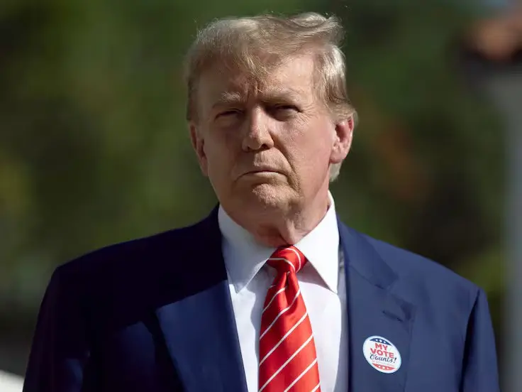 Trump dice que daría tarjetas verdes a graduados extranjeros de universidades estadounidenses