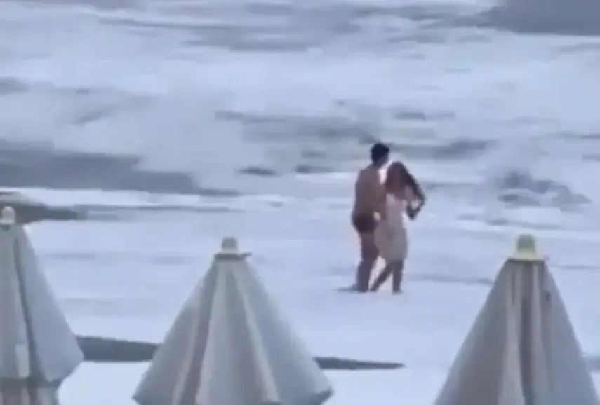 Mujer desaparece en el mar tras ser arrastrada por ola