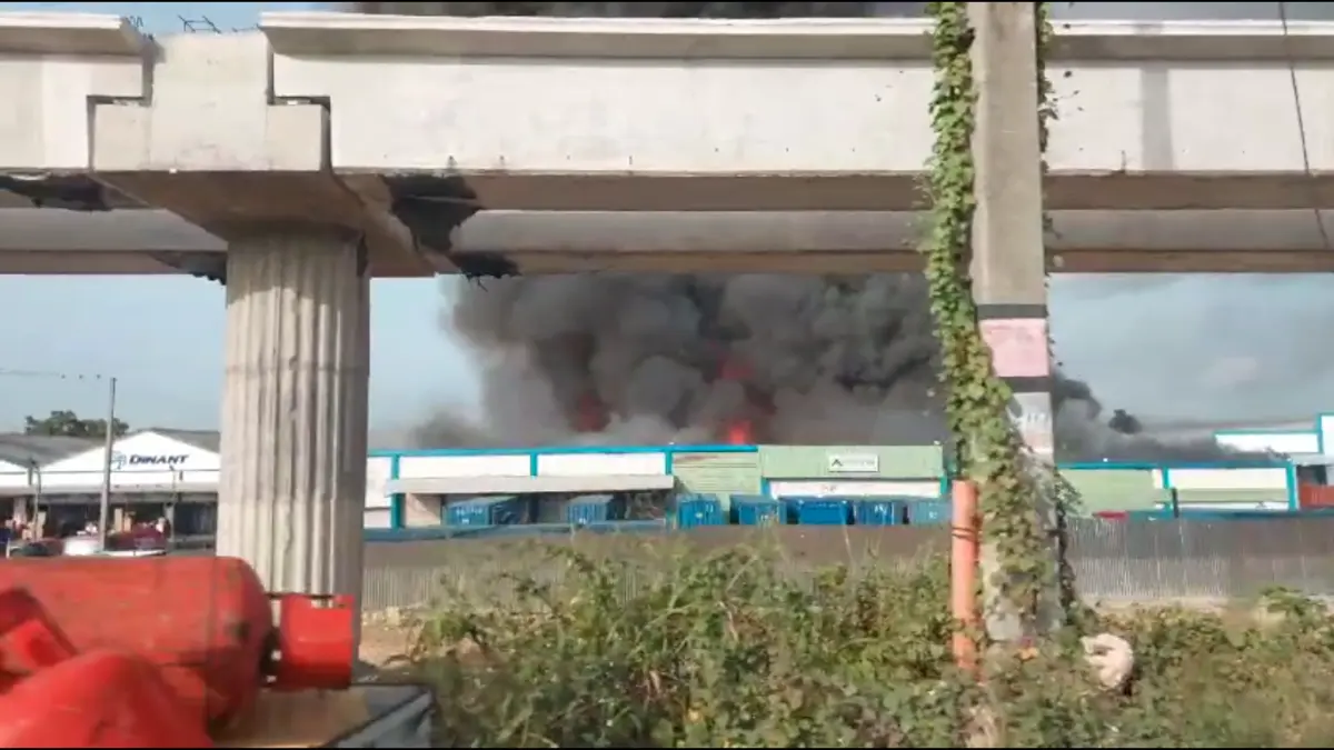Más de cuatro millones de libras de hilo se incendiaron en fuego en la autopista Duarte