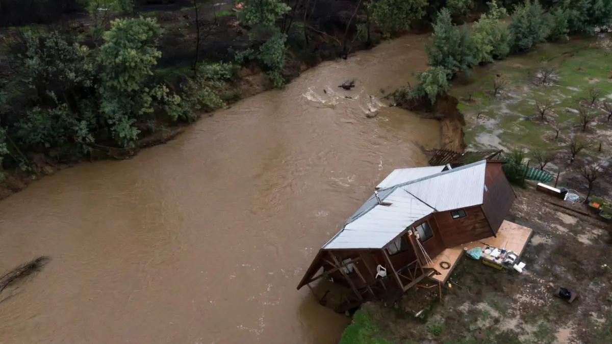 Más de 520 personas aisladas y 207 vivienda afectadas en Chile por sistema frontal