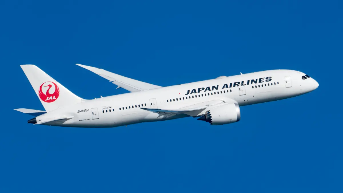 Avión de carga aterriza de emergencia en un aeropuerto de Tokio tras incendiarse un motor