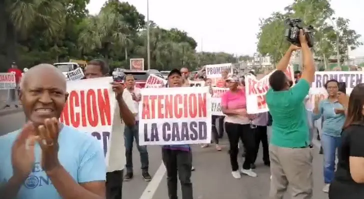 Exigen arreglo del drenaje sanitario en Colinas del Arroyo II