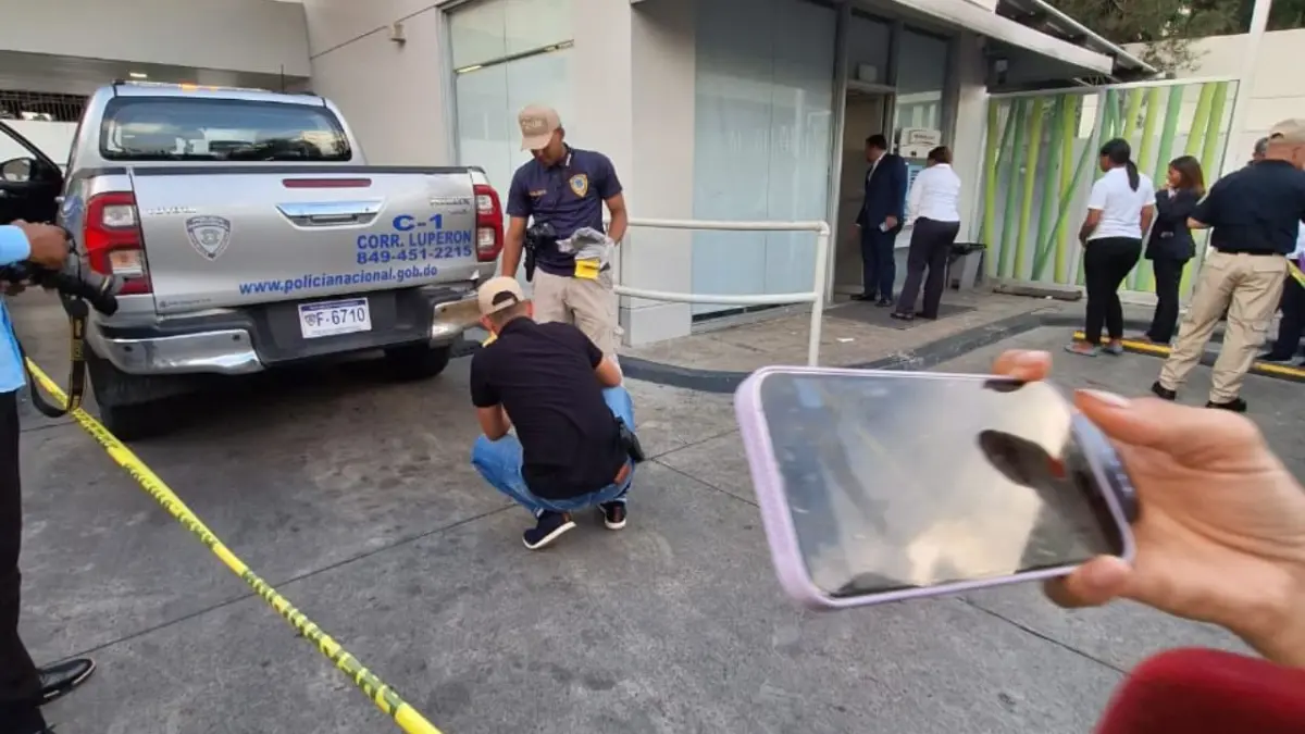 Dentro del banco, Jorge Luis Estrella fue quien tomó la iniciativa, repartió golpes e hizo amenazas