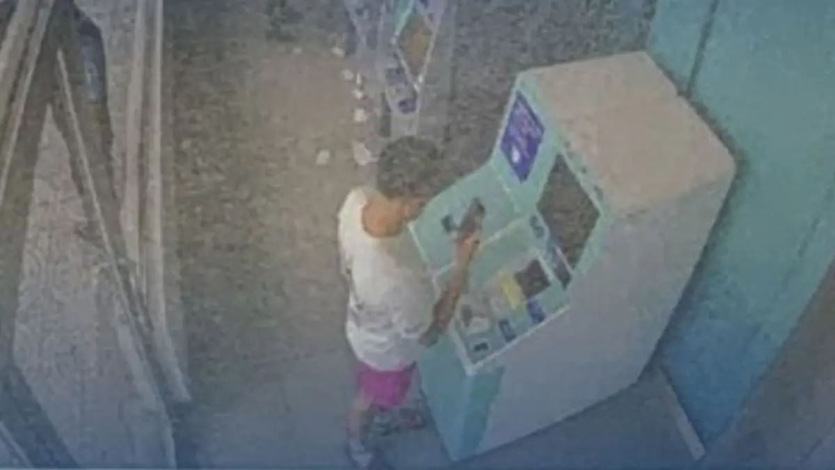 Momento que Alberto Ezequiel Estrella Arias realizó depósito de pago del vehículo usado en robo