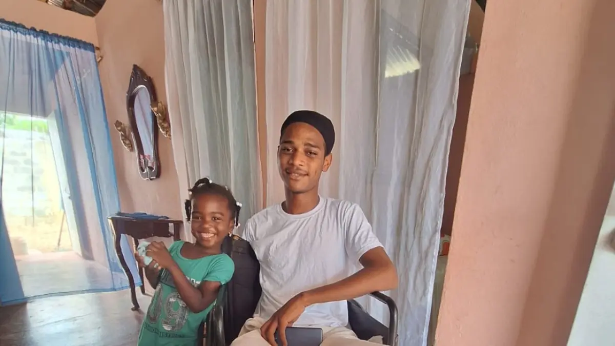 Joven de 17 años queda en silla de ruedas por falta de un medicamento