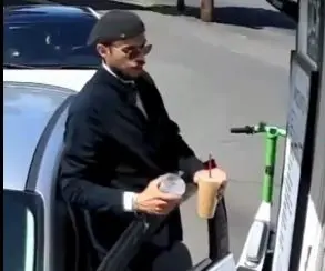 Barista golpea con martillo parabrisas de un cliente tras este arrojarle café