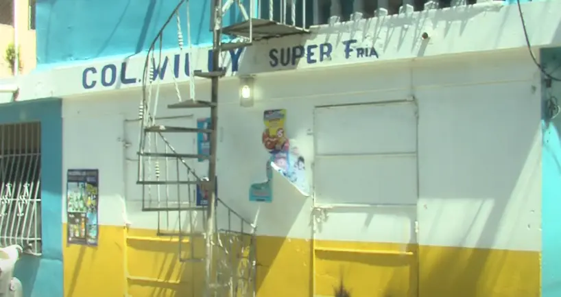 Hombre le quita la vida a su pareja en un colmado en Villas Agrícolas