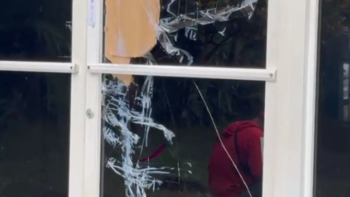 Hombre rompe cristal de oficina de energía eléctrica por supuesta factura elevada