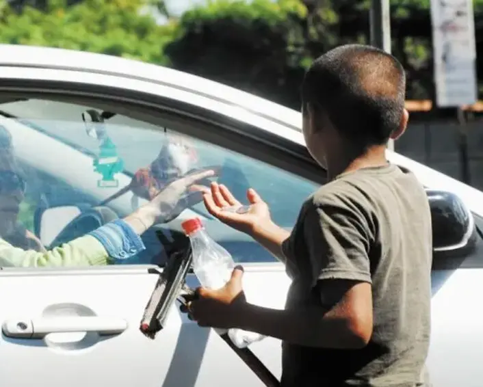 Rescatan a nueve niños que se dedicaban a pedir en los semáforos en La Altagracia