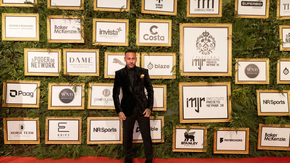 Neymar subasta una zapatilla bañada en oro para recaudar fondos en medio de críticas