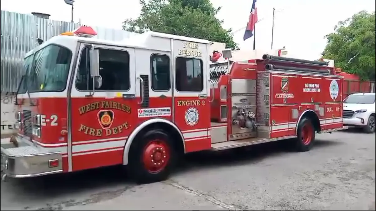 Pelotero de grandes ligas Miguel Castro dona camión al cuerpo de bomberos en La Romana