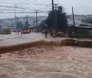 Fuertes lluvias en Chile deja personas aisladas y 1,700 viviendas dañadas