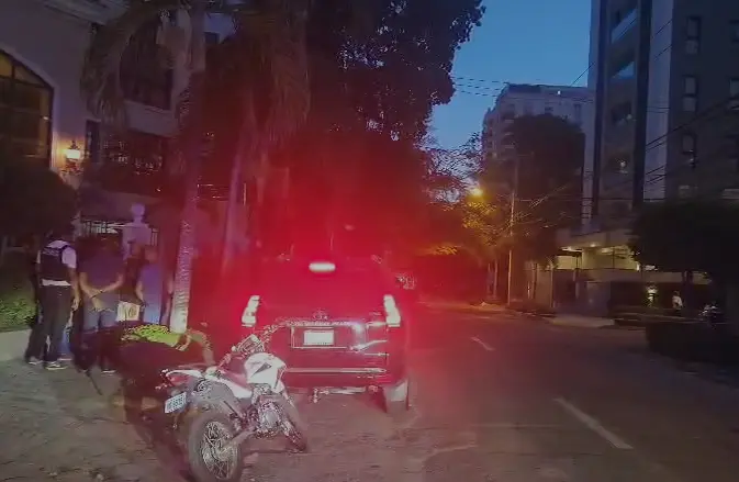 Encuentran una persona sin vida dentro de una jeepeta