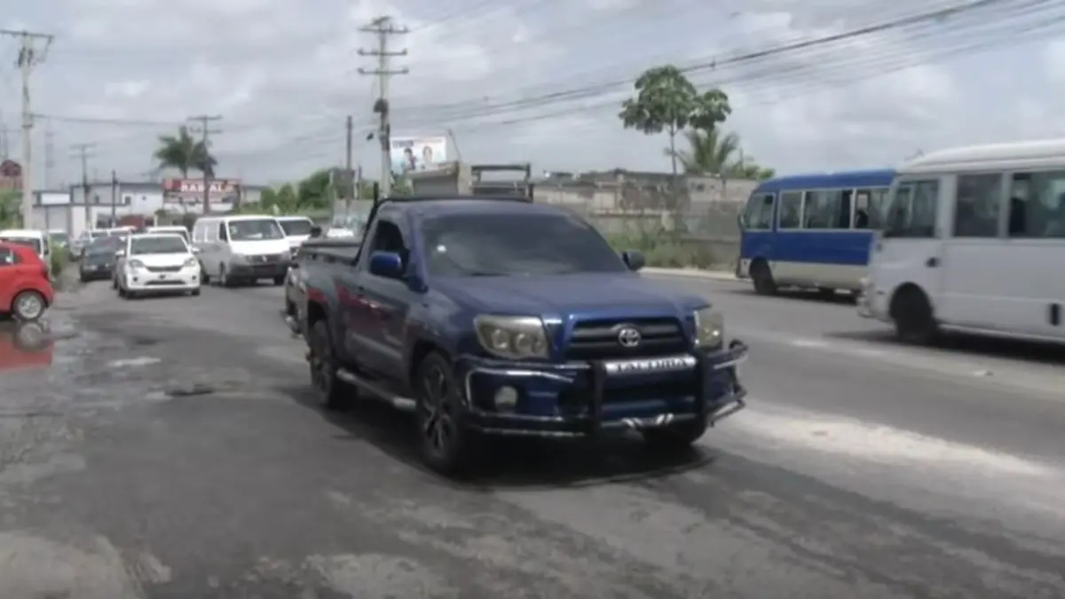 Transeuntes, choferes y comerciantes exigen arreglo de Carretera Mella