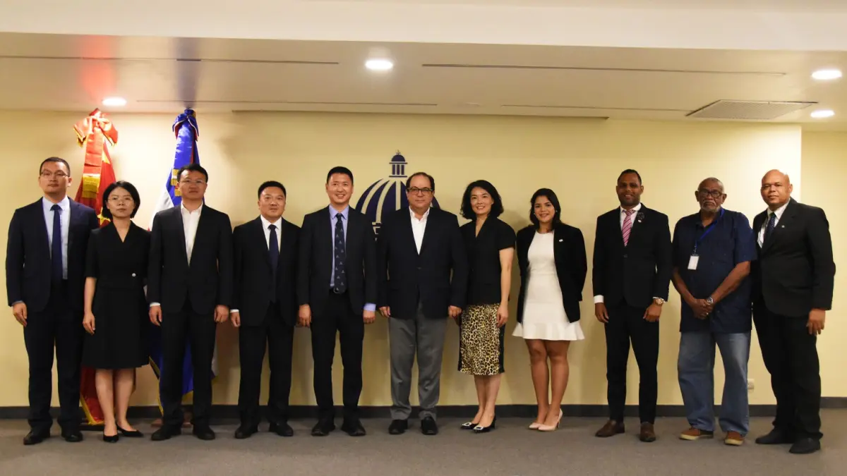 Miderec recibe comitiva de China