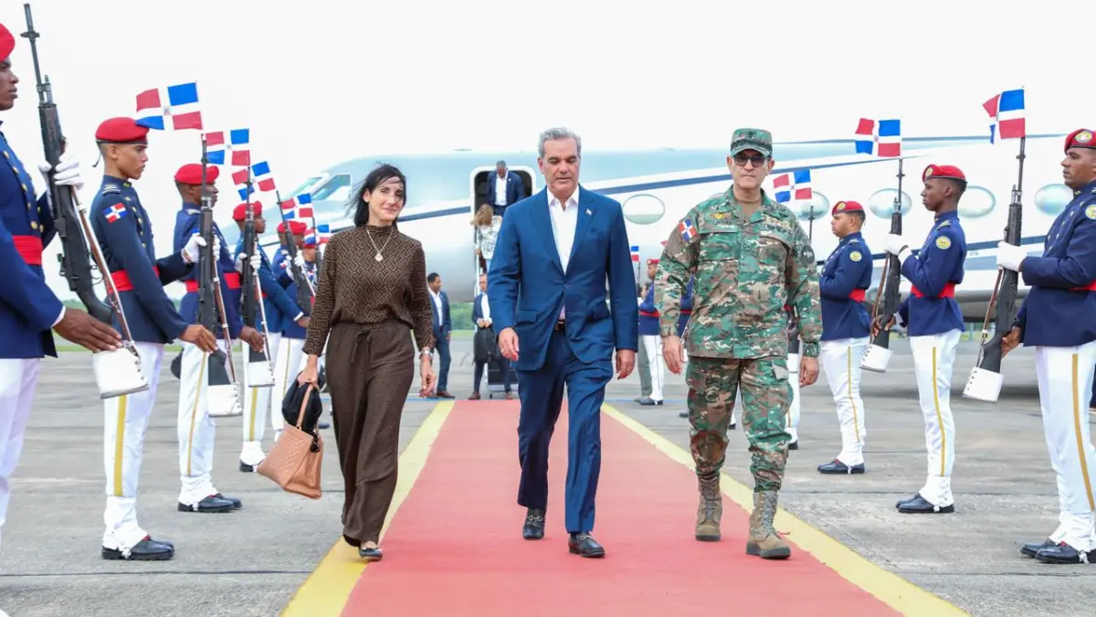 Abinader regresa al país tras su viaje oficial a Europa