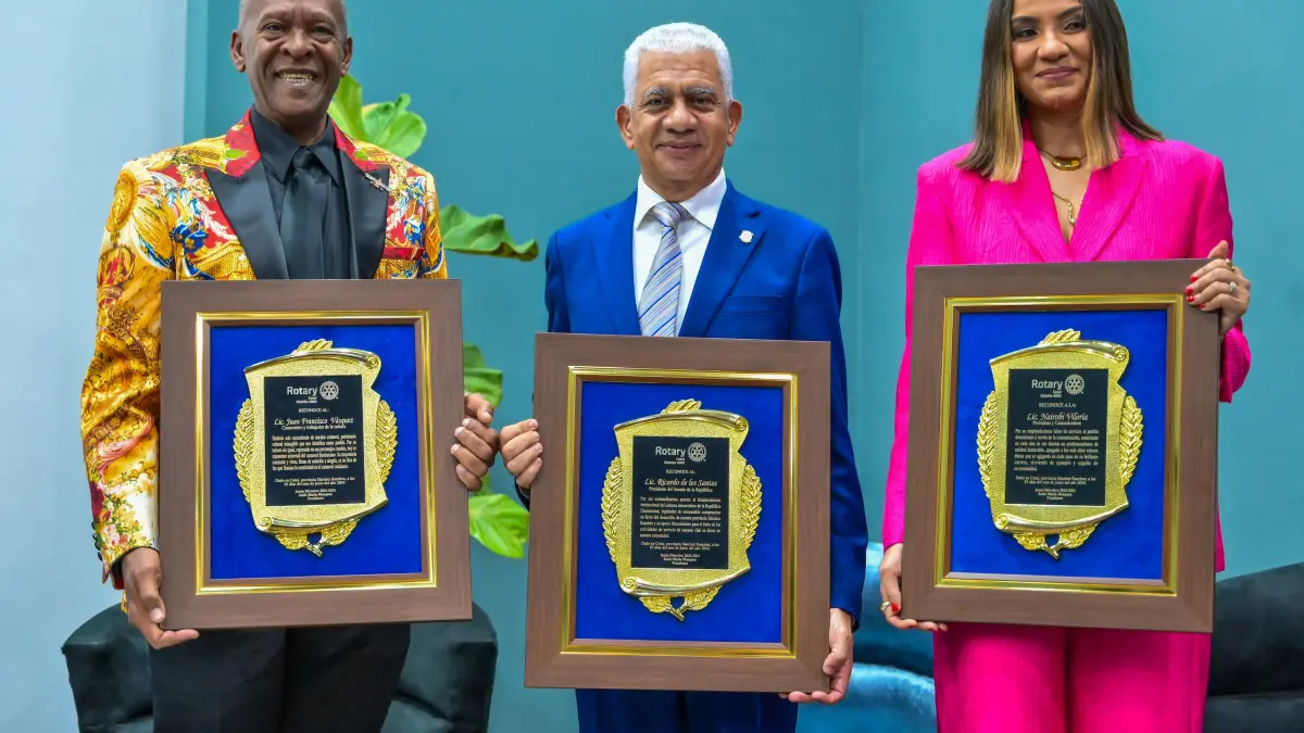 Ricardo de los Santos recibe reconocimiento del Club Rotario de Cotuí