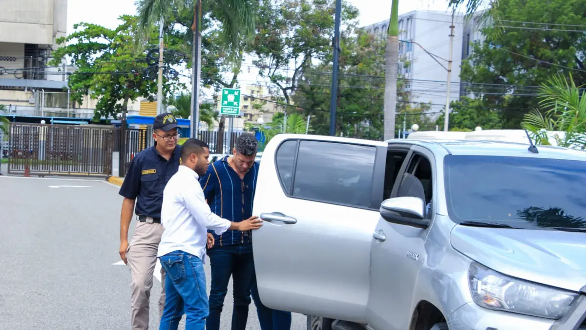 Policía tiene armas ocupadas, vehículo identificado y orden en que ingresaron asaltantes al banco