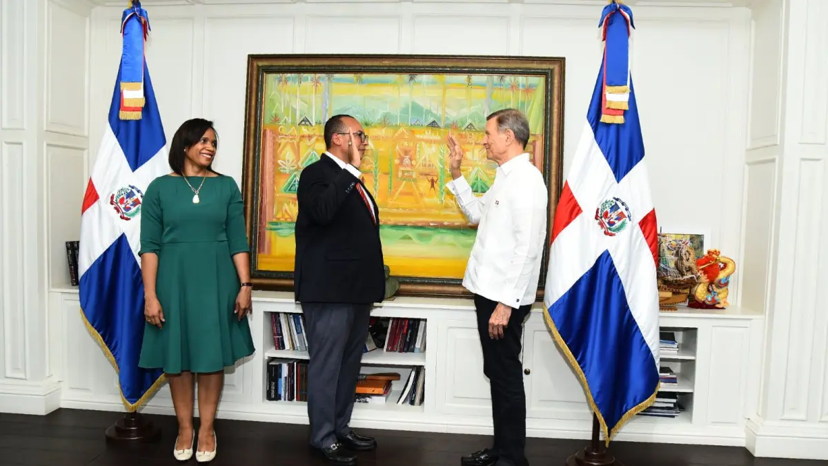 Canciller Roberto Álvarez juramenta al nuevo director general de Pasaportes