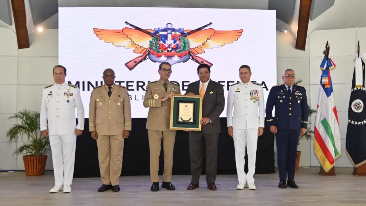 MIDE reconoce a Frank Jorge Elías por sus aportes a las Fuerzas Armadas