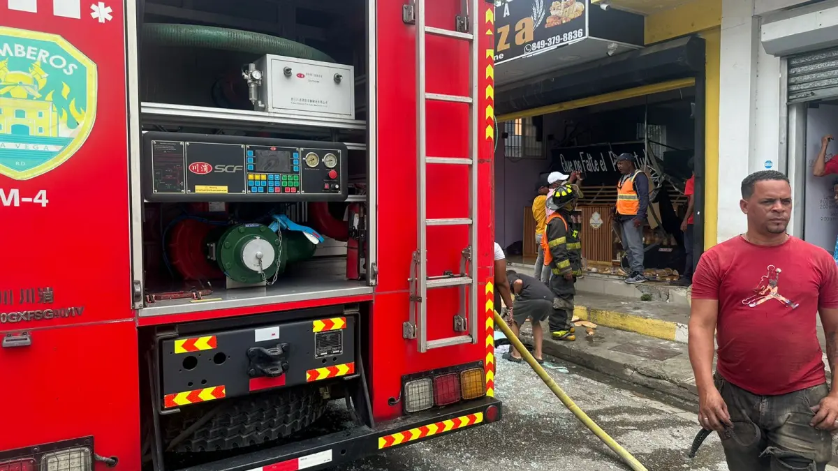 Explosión en local comercial en La Vega deja al menos cinco personas afectadas