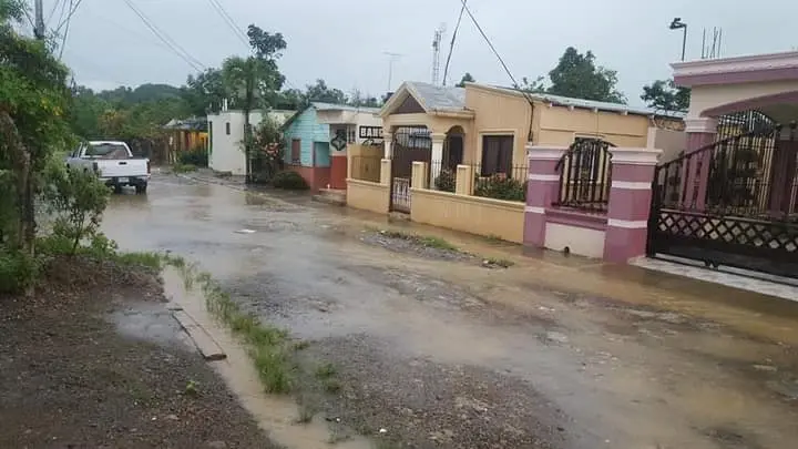 Denuncian mala gestión de Obras Públicas; barrio de Cotuí está sumido en el lodo