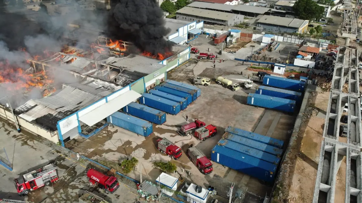 No reportan víctimas por incendio en autopista Duarte; 16 camiones de bomberos enfrentan siniestro