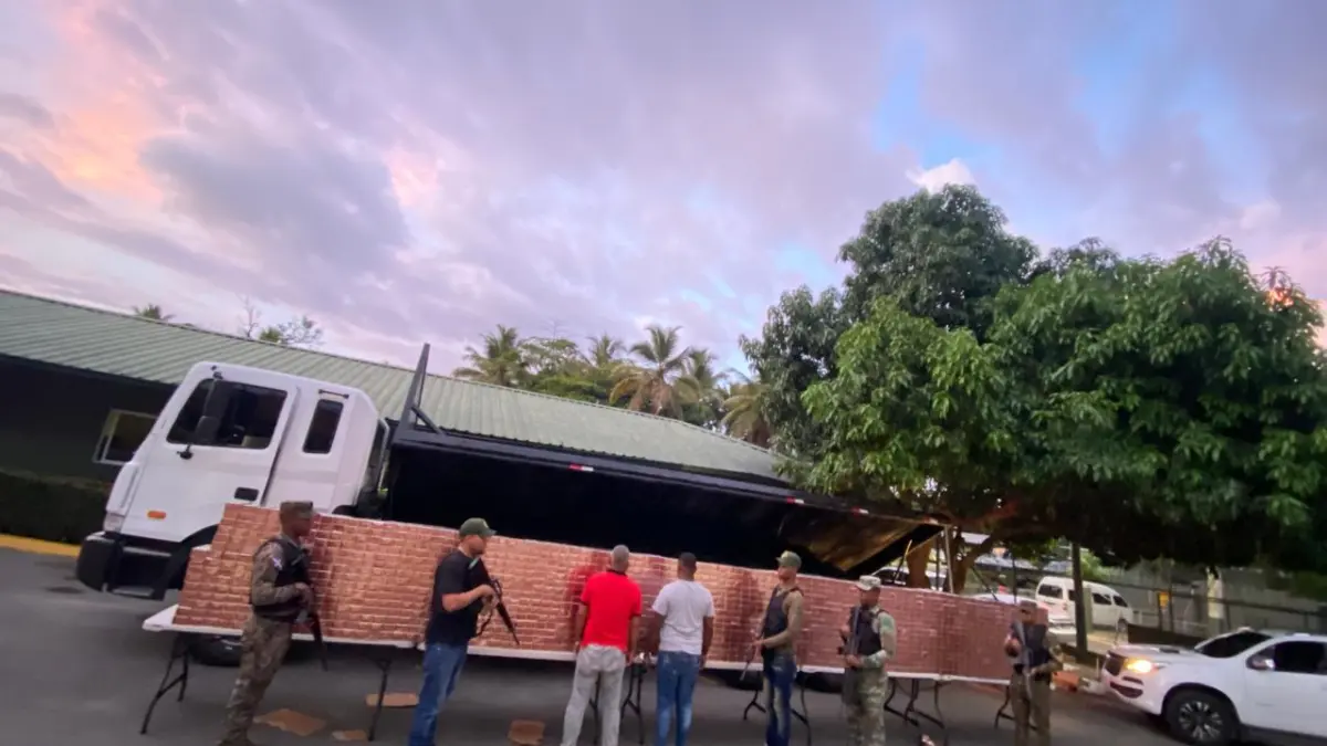 Detienen camión con caleta de 290 mil unidades de cigarrillos