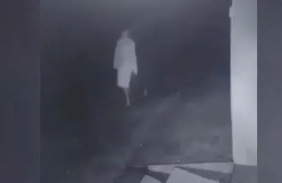 Mujer transitando de noche captada en un video causa pánico en Azua; dicen es un “fantasma”