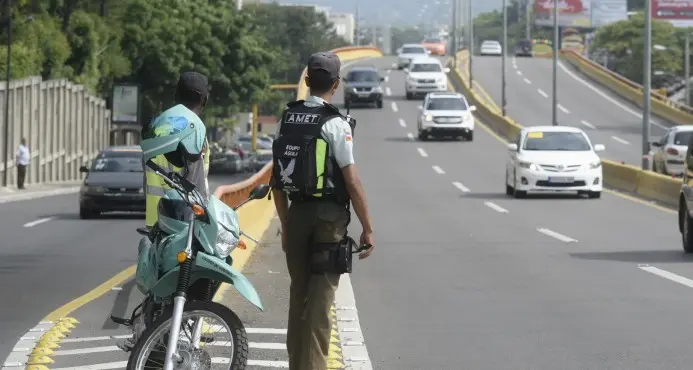 Multas de tránsito que excedan el año no deben pagarse, asegura abogado