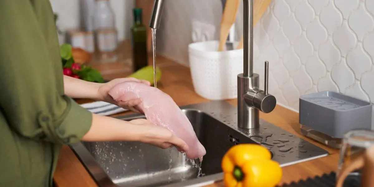 ¿Lavas la carne antes de cocinarla? Nutrióloga asegura no es recomendable